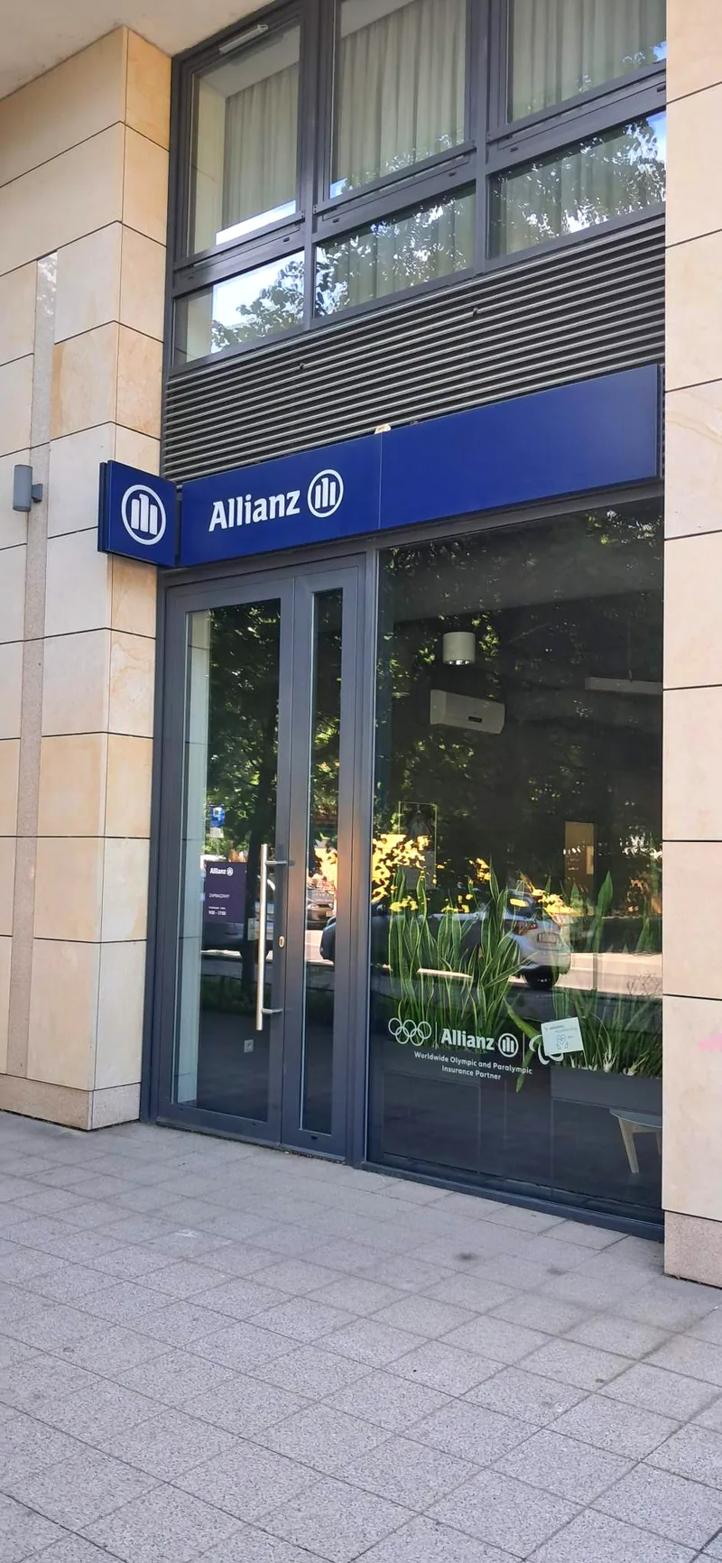 Wejście do biura Allianz przy ul. Przasnyskiej 7 w Warszawie
