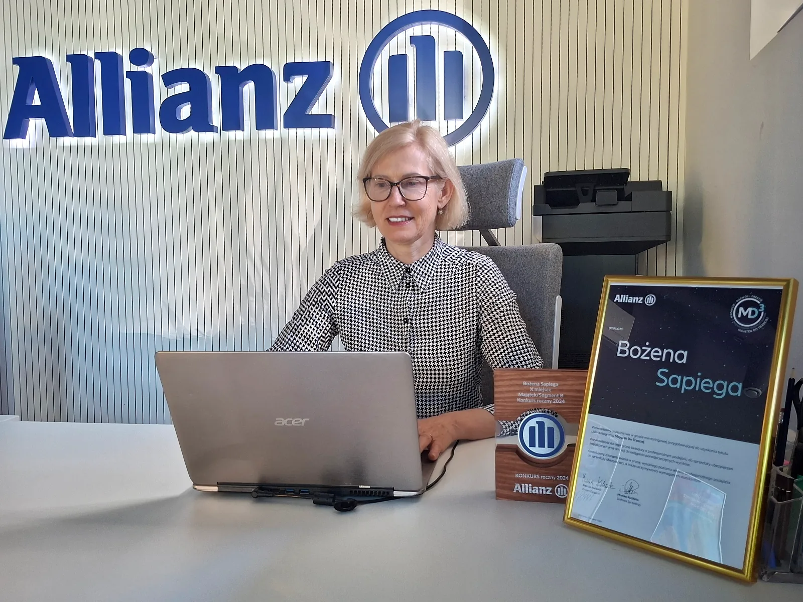 Bożena Sapiega przy biurku w biurze Allianz