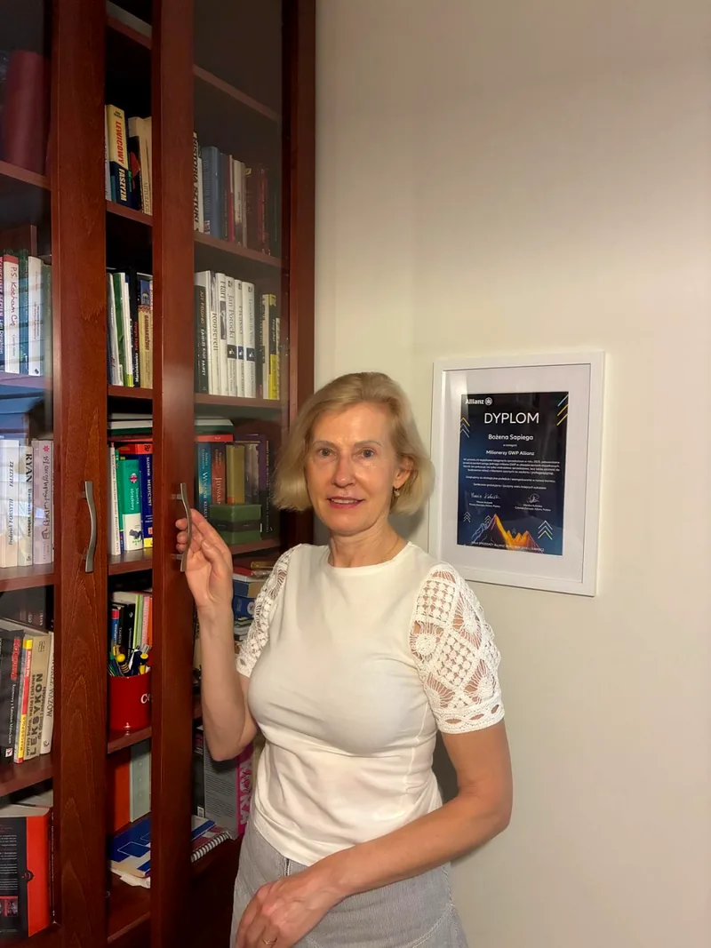 Bożena Sapiega przy regale z literaturą branżową